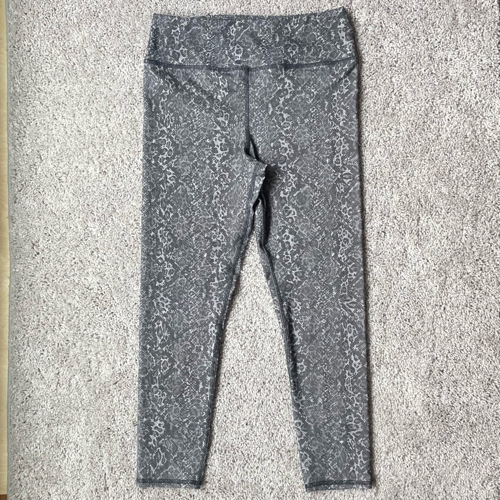 Evolution and Creation The Sofia Legging Size Large Snake Print Gray Capri